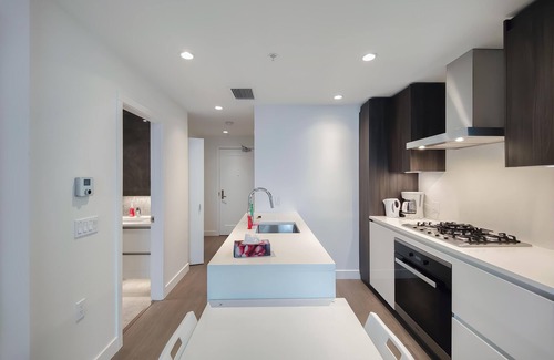 Richmond City Centre Condo | 2-BDR&1-Bath | 550 sq.ft | AC | Next to Skytrain