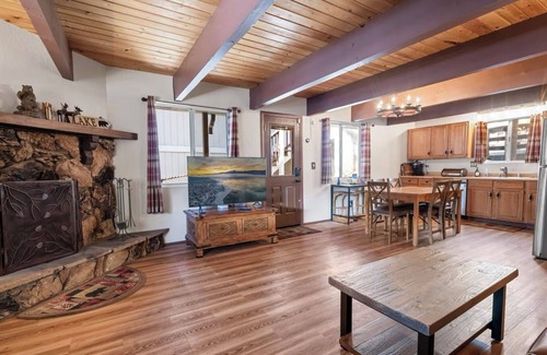 Fox Farm House | 2 Bed 1.5 Bath Cabin. Spa, Fireplace, Dogs Welcome