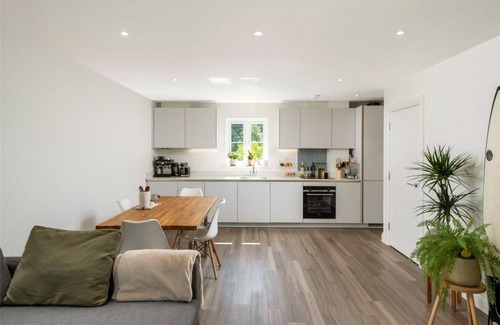 Reigate Apartment | 2 Bed 2 Bath Apt Close to Reigate Station - 2230
