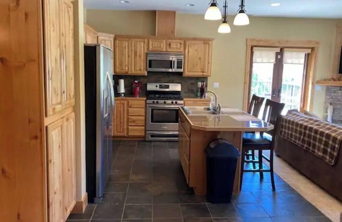 Kellogg Condo | 2 bed/2 bath condo w/views near Silver Mountain