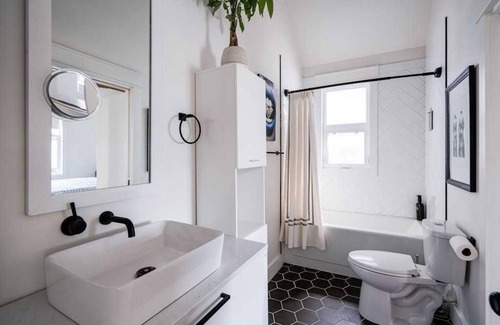 Marda Loop House | 2 Bed 2 Bath House near Downtown