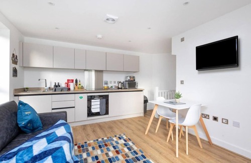 Chapeltown Apartment | 2 Bed 2 Bath | Parking | EV Plug | WiFi | En-suite's | Master King Size Bed