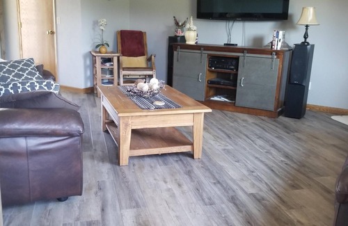 Sheboygan House | 2 bed/2 bath Townhouse on a Quiet cul de sac with backyard views and a Hot tub