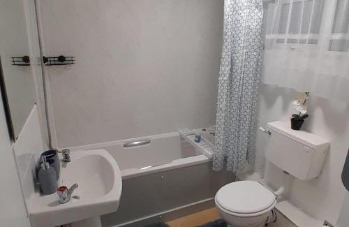 Northampton Apartment | 2 Bed Apartment Sleeps4 with FreeP & Internet