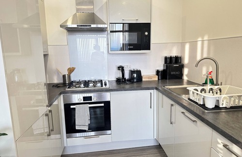 Dudley Apartment | 2 Bed Apartment - Sleeps 4 - Wifi - Parking