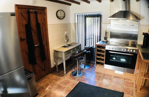 Cauldon Low House | 2 Bed Barn Alton Towers Chatsworth Polars Peaks