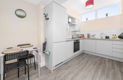 Methil Apartment | 2 Bed Flat With Parking Sleeps 4 in Fife