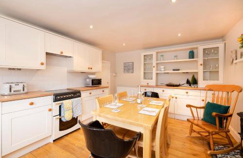 Dunbar House | 2 bed Haywood Cottage with garden
