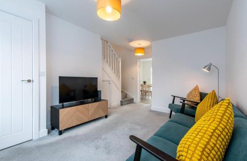 Newark House | 2-Bed Home in Quiet Neighborhood with Parking & Wifi