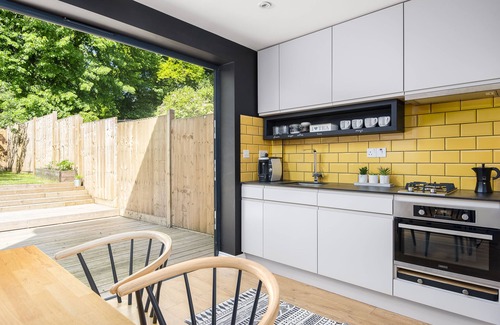 Bracknell House | 2 bed house, close to Town Centre