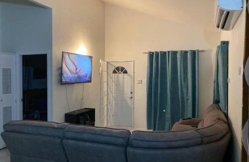 Discovery Bay House | 2-Bed - Sleeps 4 - 15 min Walk to Beach