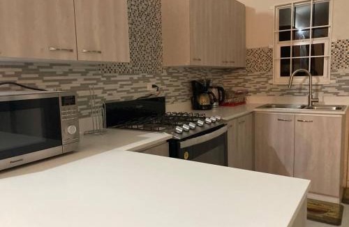 Discovery Bay House | 2-Bed - Sleeps 4 - 15 min Walk to Beach