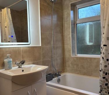 Lacey Green House | 2 Bed-Sleeps 5-Private Garden-Free Parking