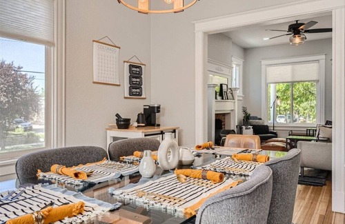 Washington Park West House | 2 Bed Sunny Retreat, Home Office, Backyard 30 Day