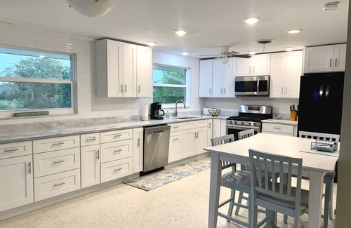Venice Gardens House | 2 Bed w/Private Pool on Canal/Cul-de-sac, minutes from the Beach, Dog friendly
