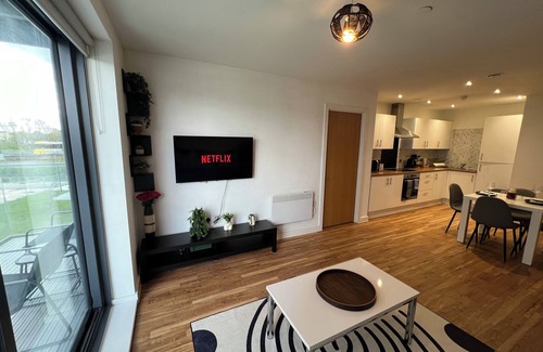 Trafford Apartment | 2-bed waterside retreat with gym in the heart of Manchester!