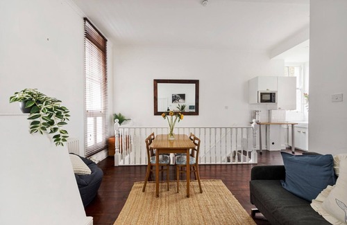 Weavers Apartment | 2 bedroom -1.5 bathroom - East London Pub conversion.
