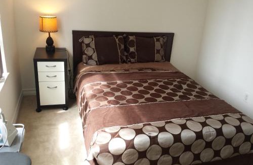 Downtown Mississauga Apartment | 2 Bedroom 1 Bathroom Prime Location in Mississauga