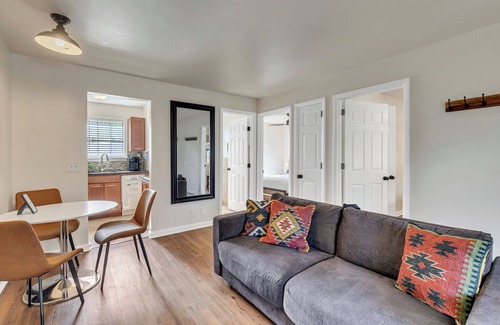 West End Apartment | 2 Bedroom 1 Bathroom - 1 Mile From Broadway!