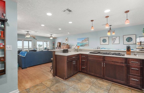 Dickinson Condo | 2-bedroom 2 bath.4 beds total Amazing Waterfront condo w/310 ft lit pier