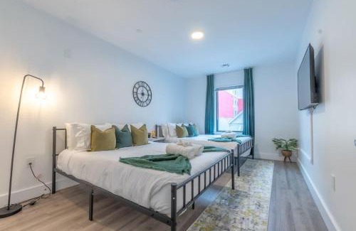 Orange Apartment | 2 bedroom 2 bath Suite, Near American Dream and The Airport, Free Parking, King Bed and 2 Queen Beds, Washer and Dryer