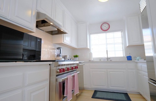 Balboa Island House | 2 Bedroom/2 Bath - AC - 1 Block from the beach. Upstairs/back-unit.