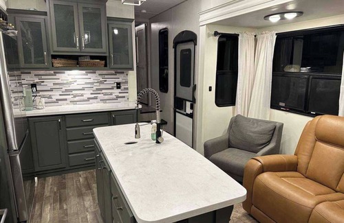 Gadsden RV Rental | 2-bedroom 2- Bath with Loft camper in charming Gadsden with Wi-Fi, AC, and pool.