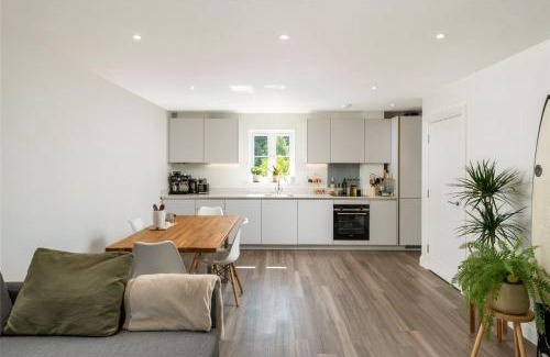 Reigate Apartment | 2 Bedroom 2 Bathrooms Parking Electric Charger Juliet Balcony Close to Reigate Station Centre - 2230