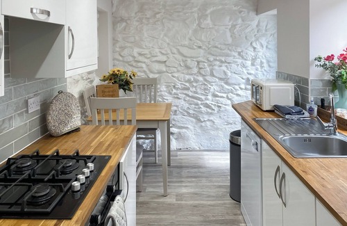 Dwygyfylchi Cottage | 2 bedroom accommodation in Penmaenmawr, near Conwy