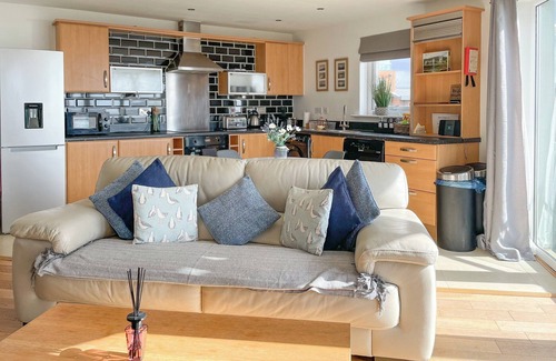 Llanelli Cottage | 2 bedroom accommodation in Heddfan, Millenium Quay