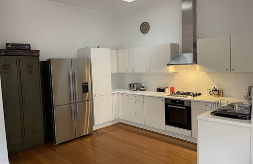 Caulfield South House | 2 bedroom Art Deco Light filled Home!