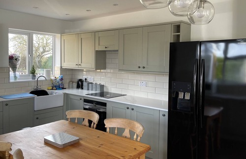 Boston House | 2 Bedroom Bungalow Pet Friendly with Hot Tub.