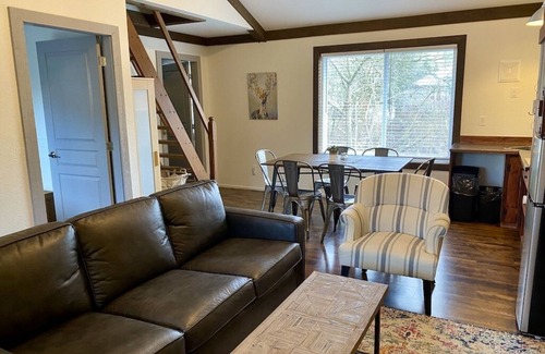 Harrison Hot Springs Cottage | 2 BEDROOM | QUEEN BED + 2 TWIN BEDS + QUEEN SOFA BED | SLEEPS UP TO 6 GUESTS