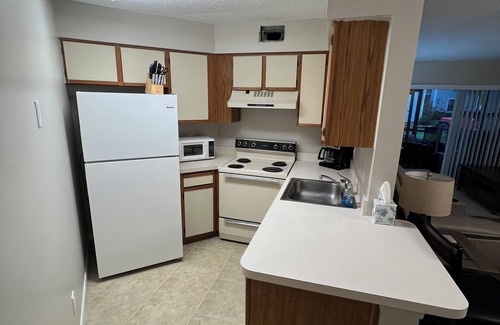Ventura Condo | 2-bedroom condo gated Ventura Orlando with AC, WiFi, fitness room, golf, more