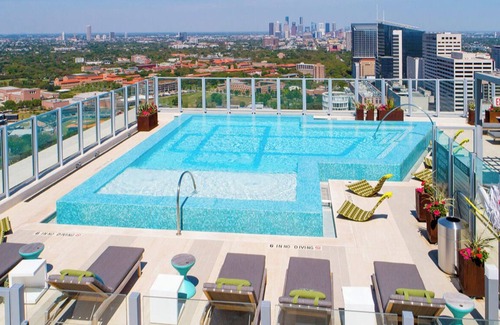 South Central Houston Condo | 2-bedroom condo in Heart of Texas Medical Center w/fitness, rooftop pool & more