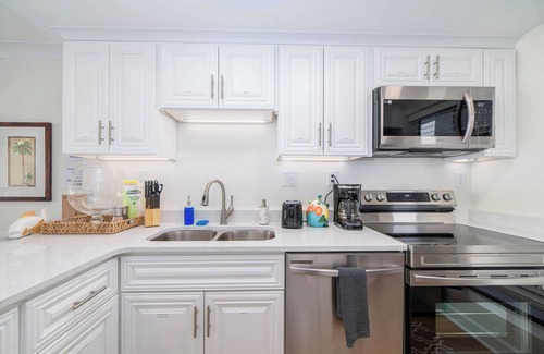 Northeast Virginia Beach Apartment | 2-bedroom condo in Virginia Beach with WiFi - Steps away from the beach!