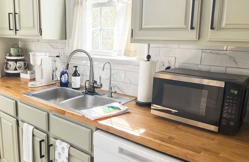 Farmville Cottage | 2 bedroom cottage in d-town Farmville, walking distance to Longwood University.