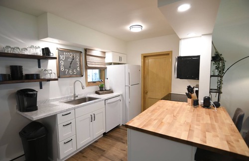 Oregon House | 2 Bedroom Cul De Sac Cottage in Town