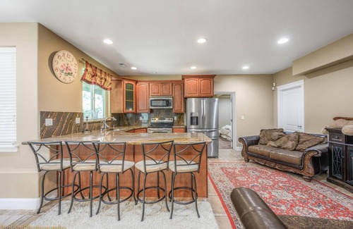 Powellhurst-Gilbert Apartment | 2 Bedroom Daylight Basement fully stocked