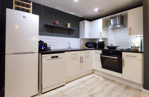 Chapeltown Apartment | 2 Bedroom Duplex Apartment in Leeds City Centre w/King Size Bed