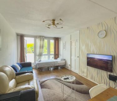 Westbourne Apartment | 2 Bedroom Duplex Apartment With Balcony Near Portobello Market