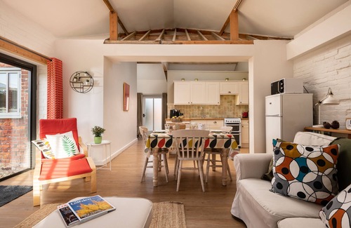 Sculthorpe Cottage | 2 bedroom family friendly barn conversion, luxury indoor heated pool, games room & tennis courts clo