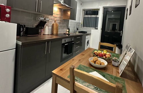 Plasnewydd Apartment | 2 Bedroom flat With Hot Tub In Cardiff 15 mins walk to city centre