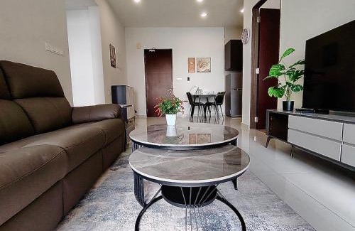 Central District Apartment | 2 Bedroom Garden and Sea View