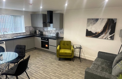 Long Eaton Apartment | 2-Bedroom Gem: Travel Easily Between Cities