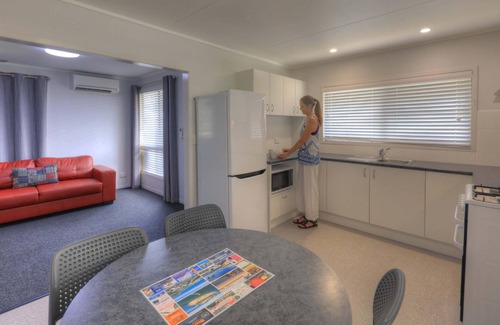 Alexandra Headland Cabin | 2 Bedroom Holiday Home 5 Berth - 2 Bedroom Holiday Home 5 Berth