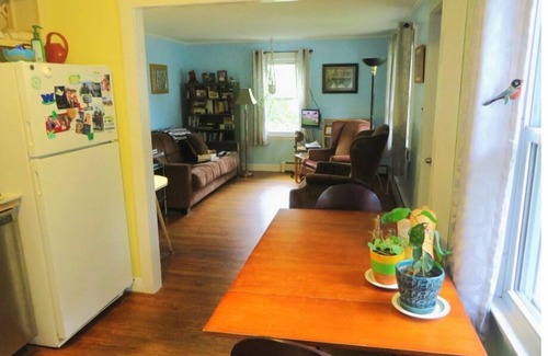 Loveitts Field House | 2 bedroom home, walk to beach, 10 minute drive to Portland. 30 day minimum stay