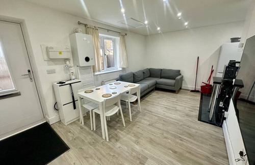 Lewisham House | 2 Bedroom house,BrownhillRd SE6