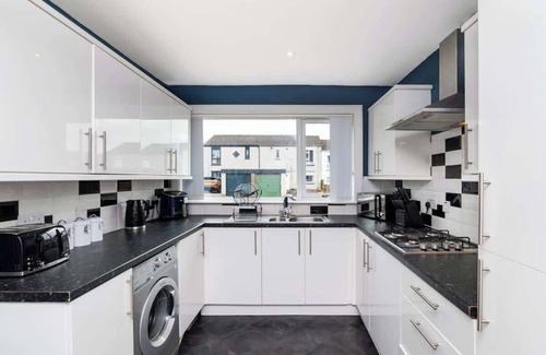 Rosyth House | 2 Bedroom House-Free Parking