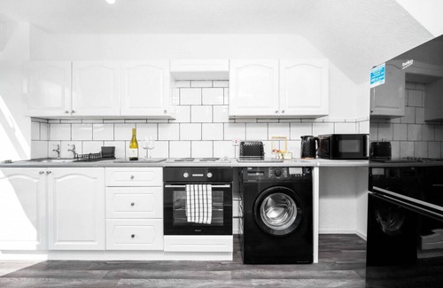 Stonnall House | 2 Bedroom House - Parking - Garden